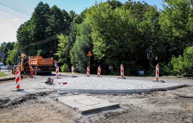 Układanie warstw bitumicznych na ul. Stacha Konwy